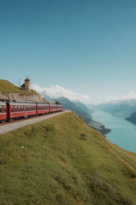 Voyager en train à travers la Suisse : luxe, panoramas alpins et escapade écoresponsable